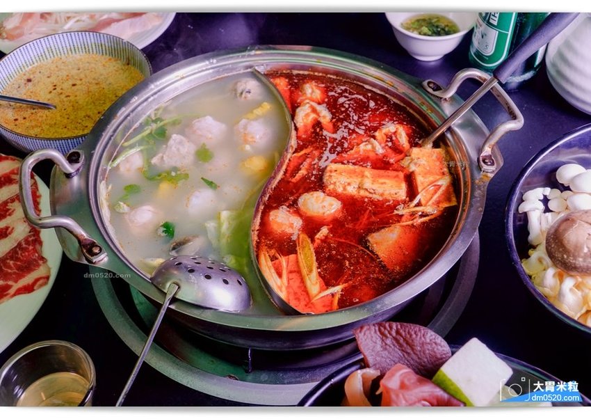隱藏台北老公寓的人氣火鍋,香港私宅打邊爐,一鍋三吃,港式皮蛋湯居然變濃郁咖哩鍋,手工港式丸餃,感受詠香江風情！南京復興站火鍋推薦,台北長安東路美食推薦,台北港式火鍋推薦,台北鴛鴦麻辣鍋推薦,台北私廚火