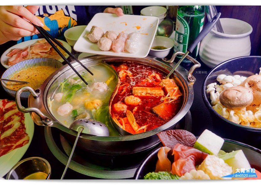 隱藏台北老公寓的人氣火鍋,香港私宅打邊爐,一鍋三吃,港式皮蛋湯居然變濃郁咖哩鍋,手工港式丸餃,感受詠香江風情！南京復興站火鍋推薦,台北長安東路美食推薦,台北港式火鍋推薦,台北鴛鴦麻辣鍋推薦,台北私廚火