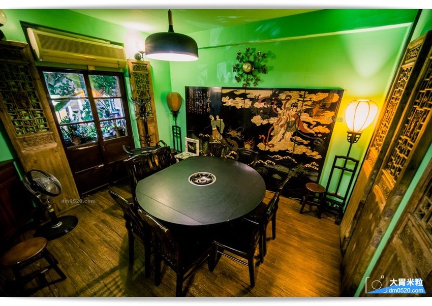 隱藏台北老公寓的人氣火鍋,香港私宅打邊爐,一鍋三吃,港式皮蛋湯居然變濃郁咖哩鍋,手工港式丸餃,感受詠香江風情！南京復興站火鍋推薦,台北長安東路美食推薦,台北港式火鍋推薦,台北鴛鴦麻辣鍋推薦,台北私廚火