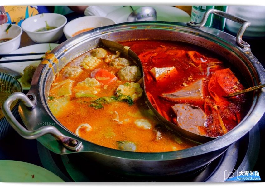 隱藏台北老公寓的人氣火鍋,香港私宅打邊爐,一鍋三吃,港式皮蛋湯居然變濃郁咖哩鍋,手工港式丸餃,感受詠香江風情！南京復興站火鍋推薦,台北長安東路美食推薦,台北港式火鍋推薦,台北鴛鴦麻辣鍋推薦,台北私廚火