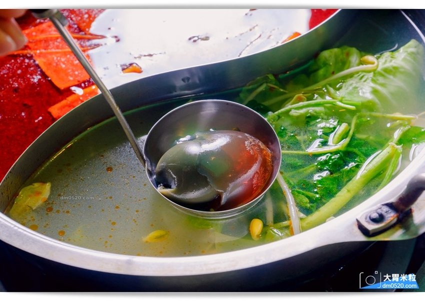 隱藏台北老公寓的人氣火鍋,香港私宅打邊爐,一鍋三吃,港式皮蛋湯居然變濃郁咖哩鍋,手工港式丸餃,感受詠香江風情！南京復興站火鍋推薦,台北長安東路美食推薦,台北港式火鍋推薦,台北鴛鴦麻辣鍋推薦,台北私廚火