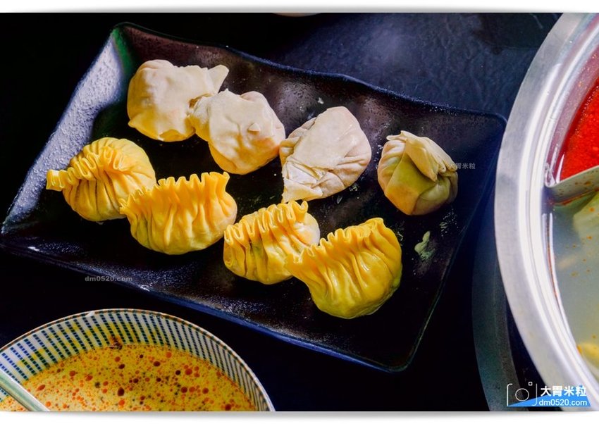 隱藏台北老公寓的人氣火鍋,香港私宅打邊爐,一鍋三吃,港式皮蛋湯居然變濃郁咖哩鍋,手工港式丸餃,感受詠香江風情！南京復興站火鍋推薦,台北長安東路美食推薦,台北港式火鍋推薦,台北鴛鴦麻辣鍋推薦,台北私廚火