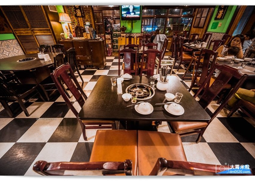 隱藏台北老公寓的人氣火鍋,香港私宅打邊爐,一鍋三吃,港式皮蛋湯居然變濃郁咖哩鍋,手工港式丸餃,感受詠香江風情！南京復興站火鍋推薦,台北長安東路美食推薦,台北港式火鍋推薦,台北鴛鴦麻辣鍋推薦,台北私廚火