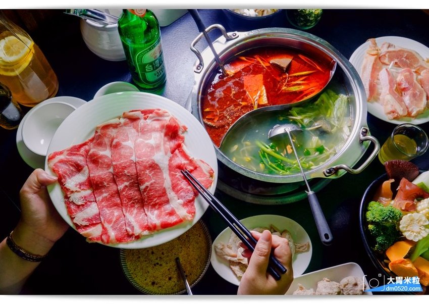 隱藏台北老公寓的人氣火鍋,香港私宅打邊爐,一鍋三吃,港式皮蛋湯居然變濃郁咖哩鍋,手工港式丸餃,感受詠香江風情！南京復興站火鍋推薦,台北長安東路美食推薦,台北港式火鍋推薦,台北鴛鴦麻辣鍋推薦,台北私廚火