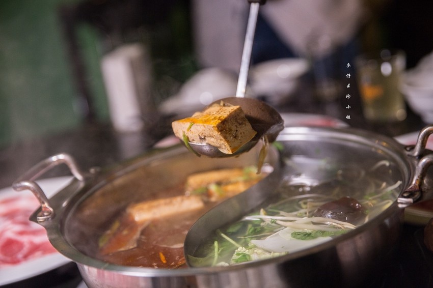 台北｜香港私宅打邊爐｜終於吃到了～！！！古色古香私宅裡的港式火鍋獨創一鍋三吃～帶點微微辣度的咖哩鍋超迷人！捷運南京復興美食