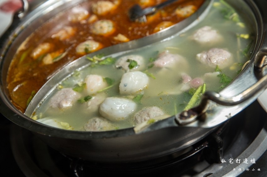 台北｜香港私宅打邊爐｜終於吃到了～！！！古色古香私宅裡的港式火鍋獨創一鍋三吃～帶點微微辣度的咖哩鍋超迷人！捷運南京復興美食