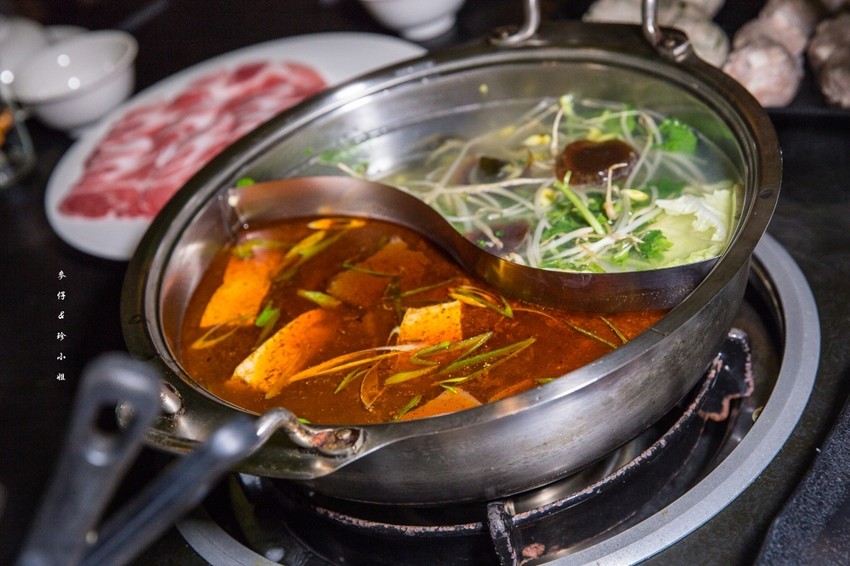 台北｜香港私宅打邊爐｜終於吃到了～！！！古色古香私宅裡的港式火鍋獨創一鍋三吃～帶點微微辣度的咖哩鍋超迷人！捷運南京復興美食