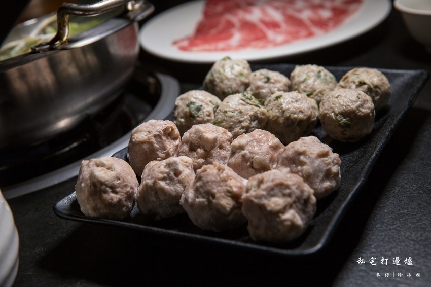 台北｜香港私宅打邊爐｜終於吃到了～！！！古色古香私宅裡的港式火鍋獨創一鍋三吃～帶點微微辣度的咖哩鍋超迷人！捷運南京復興美食