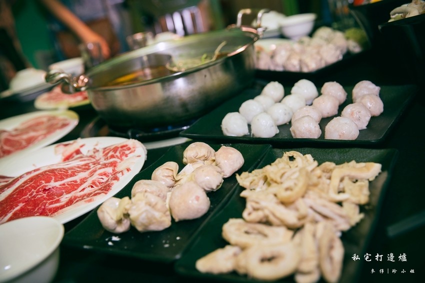 台北｜香港私宅打邊爐｜終於吃到了～！！！古色古香私宅裡的港式火鍋獨創一鍋三吃～帶點微微辣度的咖哩鍋超迷人！捷運南京復興美食