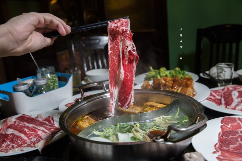 台北｜香港私宅打邊爐｜終於吃到了～！！！古色古香私宅裡的港式火鍋獨創一鍋三吃～帶點微微辣度的咖哩鍋超迷人！捷運南京復興美食