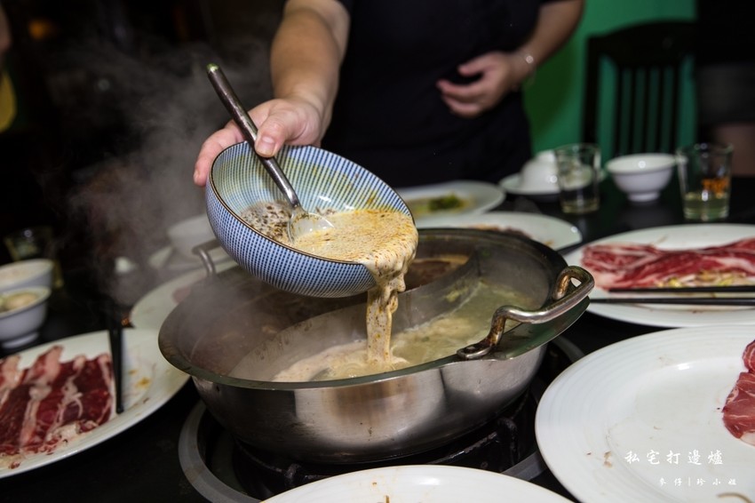 台北｜香港私宅打邊爐｜終於吃到了～！！！古色古香私宅裡的港式火鍋獨創一鍋三吃～帶點微微辣度的咖哩鍋超迷人！捷運南京復興美食