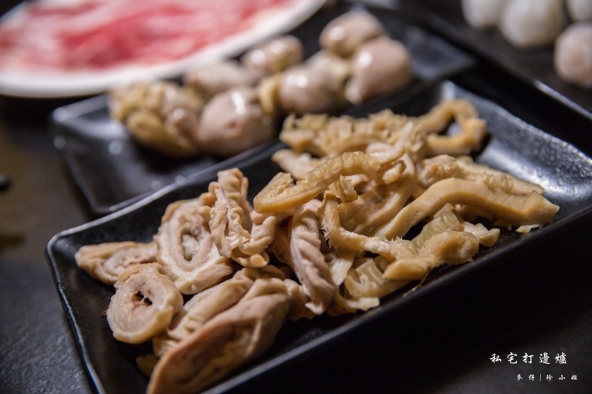 台北｜香港私宅打邊爐｜終於吃到了～！！！古色古香私宅裡的港式火鍋獨創一鍋三吃～帶點微微辣度的咖哩鍋超迷人！捷運南京復興美食