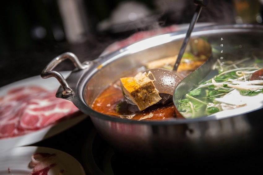 台北｜香港私宅打邊爐｜終於吃到了～！！！古色古香私宅裡的港式火鍋獨創一鍋三吃～帶點微微辣度的咖哩鍋超迷人！捷運南京復興美食