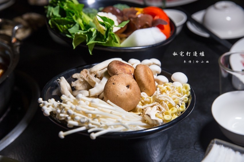 台北｜香港私宅打邊爐｜終於吃到了～！！！古色古香私宅裡的港式火鍋獨創一鍋三吃～帶點微微辣度的咖哩鍋超迷人！捷運南京復興美食