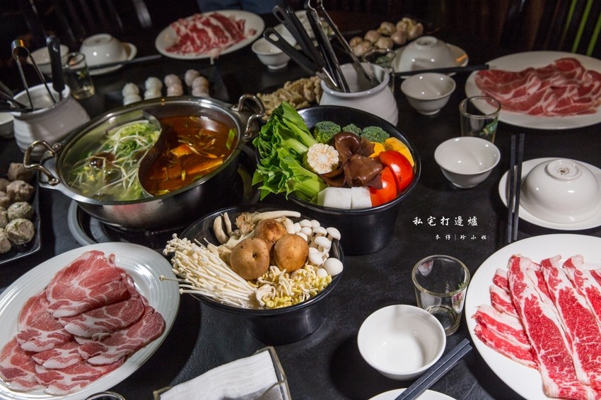 台北｜香港私宅打邊爐｜終於吃到了～！！！古色古香私宅裡的港式火鍋獨創一鍋三吃～帶點微微辣度的咖哩鍋超迷人！捷運南京復興美食