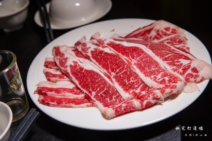 台北｜香港私宅打邊爐｜終於吃到了～！！！古色古香私宅裡的港式火鍋獨創一鍋三吃～帶點微微辣度的咖哩鍋超迷人！捷運南京復興美食