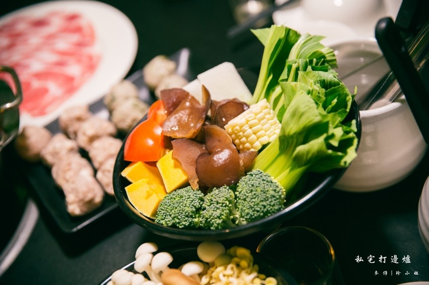 台北｜香港私宅打邊爐｜終於吃到了～！！！古色古香私宅裡的港式火鍋獨創一鍋三吃～帶點微微辣度的咖哩鍋超迷人！捷運南京復興美食