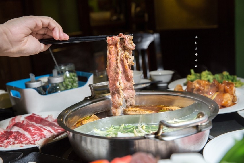 台北｜香港私宅打邊爐｜終於吃到了～！！！古色古香私宅裡的港式火鍋獨創一鍋三吃～帶點微微辣度的咖哩鍋超迷人！捷運南京復興美食