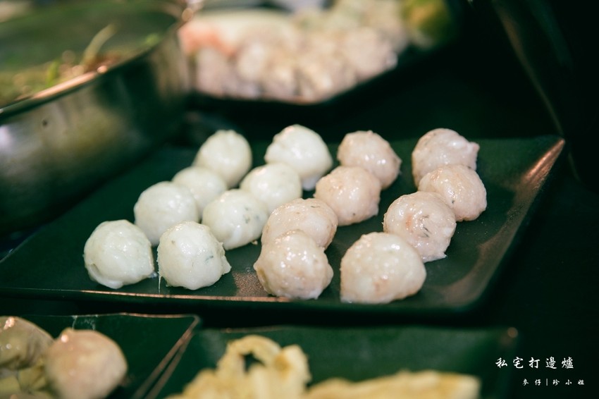 台北｜香港私宅打邊爐｜終於吃到了～！！！古色古香私宅裡的港式火鍋獨創一鍋三吃～帶點微微辣度的咖哩鍋超迷人！捷運南京復興美食