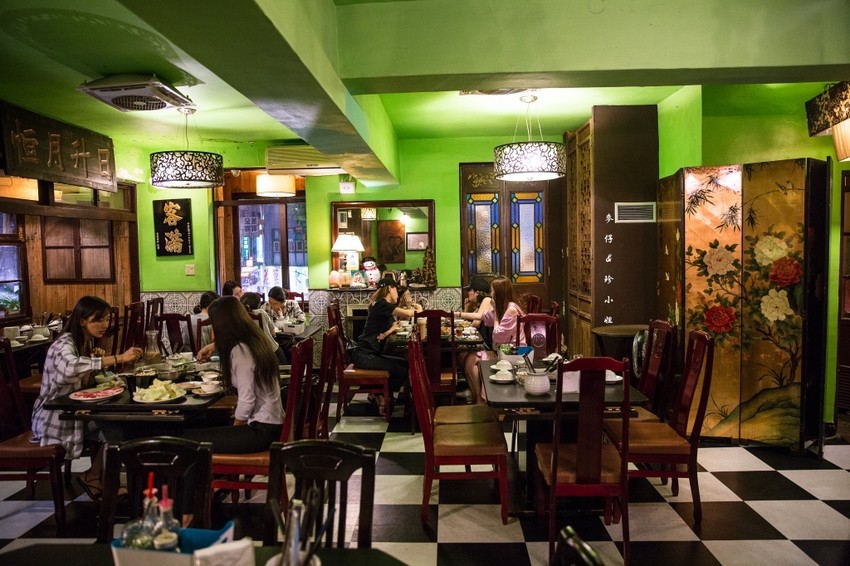 台北｜香港私宅打邊爐｜終於吃到了～！！！古色古香私宅裡的港式火鍋獨創一鍋三吃～帶點微微辣度的咖哩鍋超迷人！捷運南京復興美食