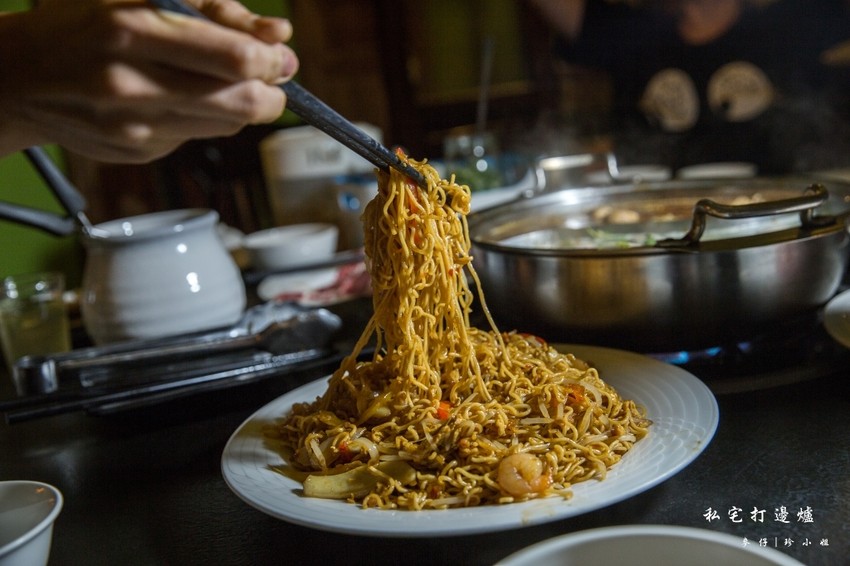 台北｜香港私宅打邊爐｜終於吃到了～！！！古色古香私宅裡的港式火鍋獨創一鍋三吃～帶點微微辣度的咖哩鍋超迷人！捷運南京復興美食