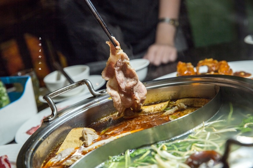台北｜香港私宅打邊爐｜終於吃到了～！！！古色古香私宅裡的港式火鍋獨創一鍋三吃～帶點微微辣度的咖哩鍋超迷人！捷運南京復興美食