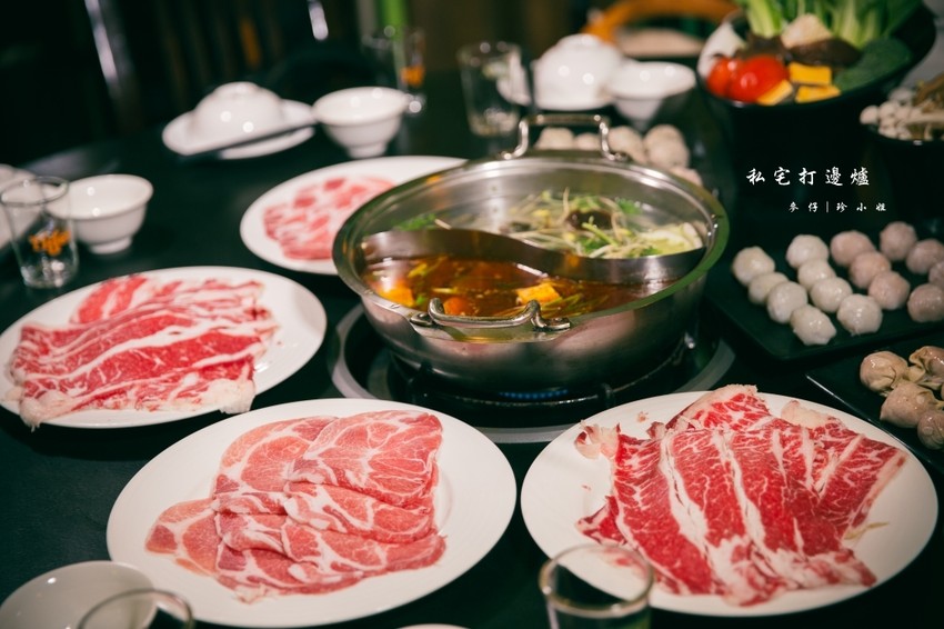 台北｜香港私宅打邊爐｜終於吃到了～！！！古色古香私宅裡的港式火鍋獨創一鍋三吃～帶點微微辣度的咖哩鍋超迷人！捷運南京復興美食