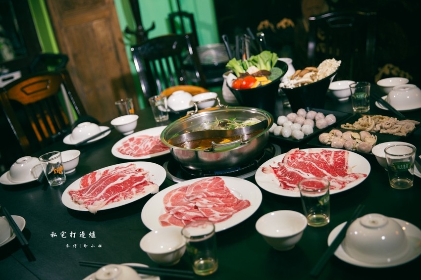 台北｜香港私宅打邊爐｜終於吃到了～！！！古色古香私宅裡的港式火鍋獨創一鍋三吃～帶點微微辣度的咖哩鍋超迷人！捷運南京復興美食