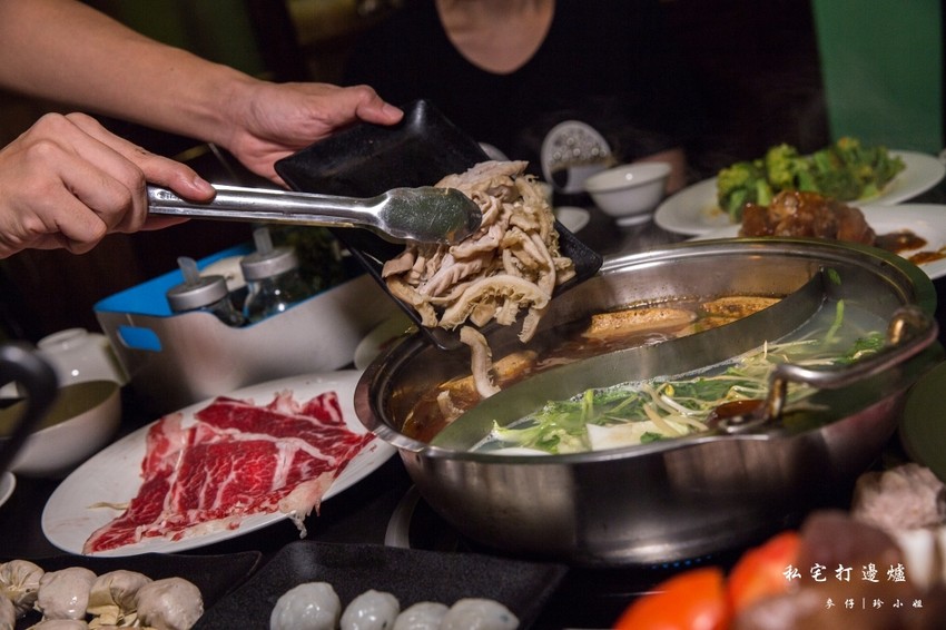 台北｜香港私宅打邊爐｜終於吃到了～！！！古色古香私宅裡的港式火鍋獨創一鍋三吃～帶點微微辣度的咖哩鍋超迷人！捷運南京復興美食