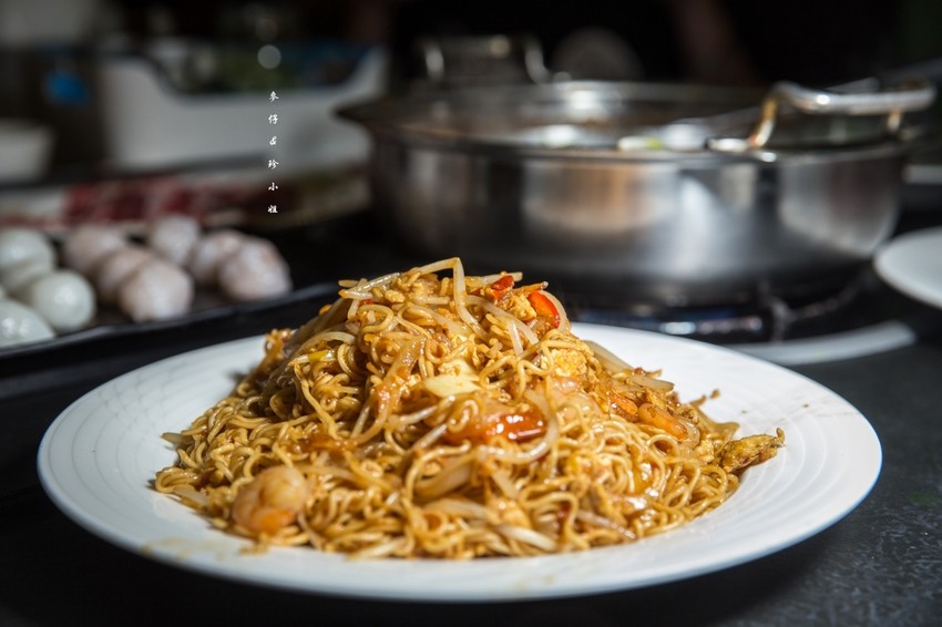 台北｜香港私宅打邊爐｜終於吃到了～！！！古色古香私宅裡的港式火鍋獨創一鍋三吃～帶點微微辣度的咖哩鍋超迷人！捷運南京復興美食