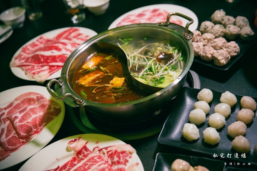 台北｜香港私宅打邊爐｜終於吃到了～！！！古色古香私宅裡的港式火鍋獨創一鍋三吃～帶點微微辣度的咖哩鍋超迷人！捷運南京復興美食