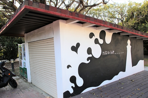 白沙岬燈塔:【桃園觀音景點】白沙岬燈塔~浪漫的唯美地中海公廁,白如雪的純淨燈塔,台灣本島最西美拍取景勝地