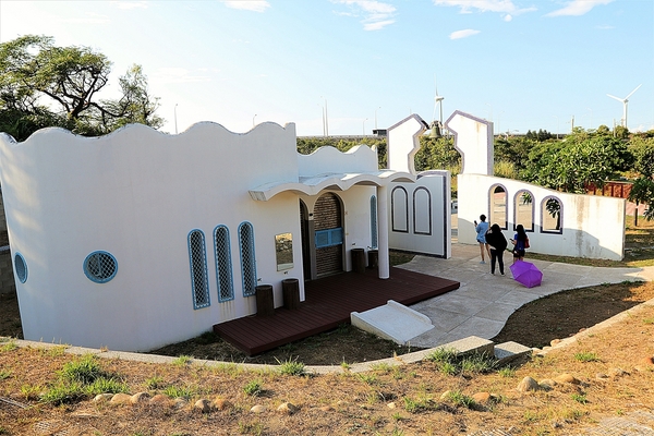 白沙岬燈塔:【桃園觀音景點】白沙岬燈塔~浪漫的唯美地中海公廁,白如雪的純淨燈塔,台灣本島最西美拍取景勝地