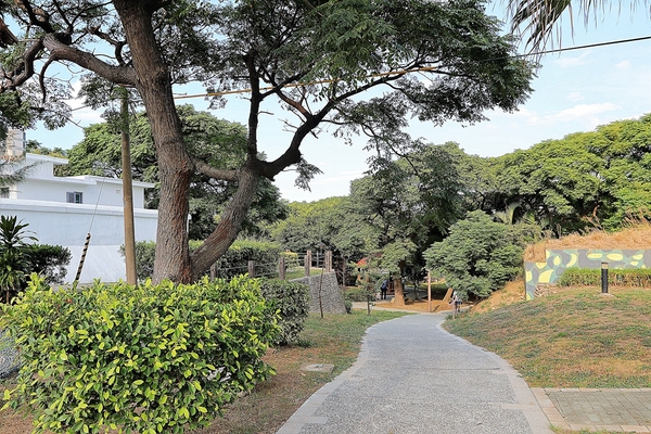 白沙岬燈塔:【桃園觀音景點】白沙岬燈塔~浪漫的唯美地中海公廁,白如雪的純淨燈塔,台灣本島最西美拍取景勝地