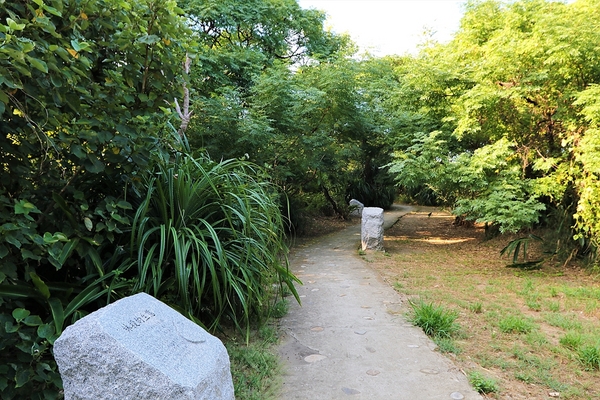 白沙岬燈塔:【桃園觀音景點】白沙岬燈塔~浪漫的唯美地中海公廁,白如雪的純淨燈塔,台灣本島最西美拍取景勝地