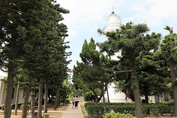 白沙岬燈塔:【桃園觀音景點】白沙岬燈塔~浪漫的唯美地中海公廁,白如雪的純淨燈塔,台灣本島最西美拍取景勝地