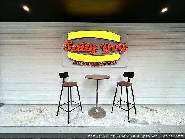 台北信義區｜Salty Dog 塩狗•熱狗堡，用布里歐當外層麵包，更多了幾分奶香味，還有Taco碗可以選擇(附菜單)
