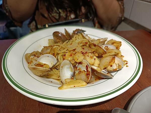 我們走進披薩名店吃了義大利麵？【Little New York pizzeria中山店】真的好吃耶！假日沒預約，還會客滿吃不