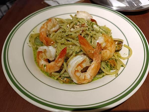 我們走進披薩名店吃了義大利麵？【Little New York pizzeria中山店】真的好吃耶！假日沒預約，還會客滿吃不