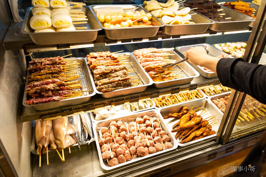 高雄左營美食-路邊烤肉,大口吃肉大碗喝酒!便宜美味的各式燒烤讓你生啤酒一杯接一杯啦~喝酒不開車開車不喝酒而且喝太多對身體也不好喔喔喔! @圍事小哥的幸福相框