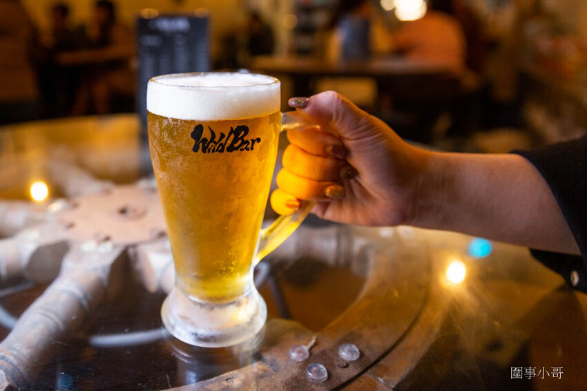 高雄左營美食-路邊烤肉,大口吃肉大碗喝酒!便宜美味的各式燒烤讓你生啤酒一杯接一杯啦~喝酒不開車開車不喝酒而且喝太多對身體也不好喔喔喔! @圍事小哥的幸福相框