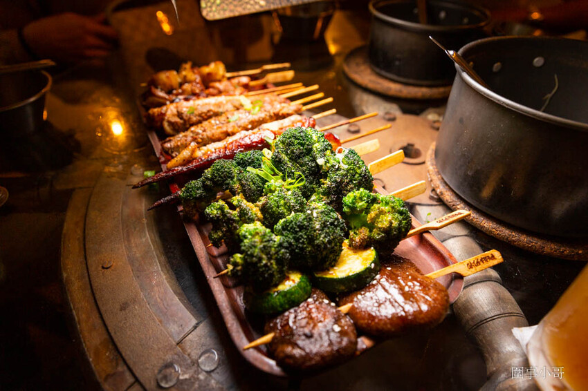 高雄左營美食-路邊烤肉,大口吃肉大碗喝酒!便宜美味的各式燒烤讓你生啤酒一杯接一杯啦~喝酒不開車開車不喝酒而且喝太多對身體也不好喔喔喔! @圍事小哥的幸福相框