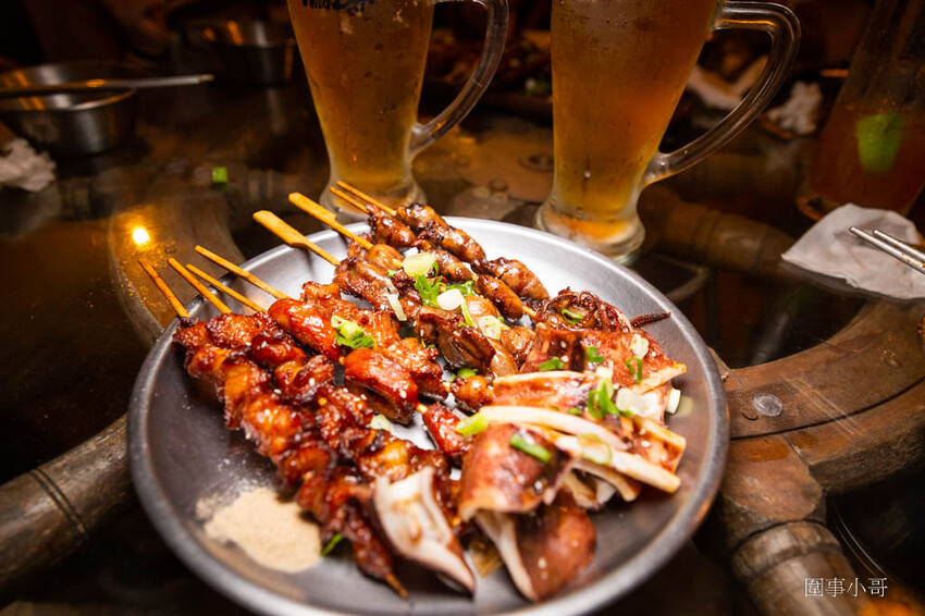 高雄左營美食-路邊烤肉,大口吃肉大碗喝酒!便宜美味的各式燒烤讓你生啤酒一杯接一杯啦~喝酒不開車開車不喝酒而且喝太多對身體也不好喔喔喔! @圍事小哥的幸福相框