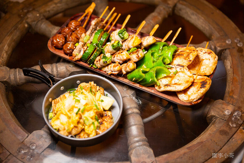 高雄左營美食-路邊烤肉,大口吃肉大碗喝酒!便宜美味的各式燒烤讓你生啤酒一杯接一杯啦~喝酒不開車開車不喝酒而且喝太多對身體也不好喔喔喔! @圍事小哥的幸福相框