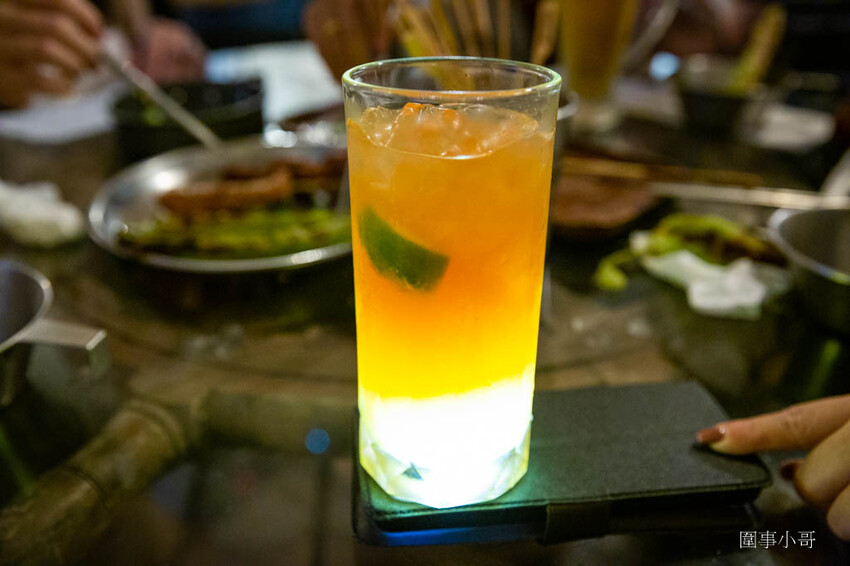 高雄左營美食-路邊烤肉,大口吃肉大碗喝酒!便宜美味的各式燒烤讓你生啤酒一杯接一杯啦~喝酒不開車開車不喝酒而且喝太多對身體也不好喔喔喔! @圍事小哥的幸福相框