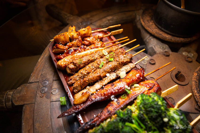 高雄左營美食-路邊烤肉,大口吃肉大碗喝酒!便宜美味的各式燒烤讓你生啤酒一杯接一杯啦~喝酒不開車開車不喝酒而且喝太多對身體也不好喔喔喔! @圍事小哥的幸福相框