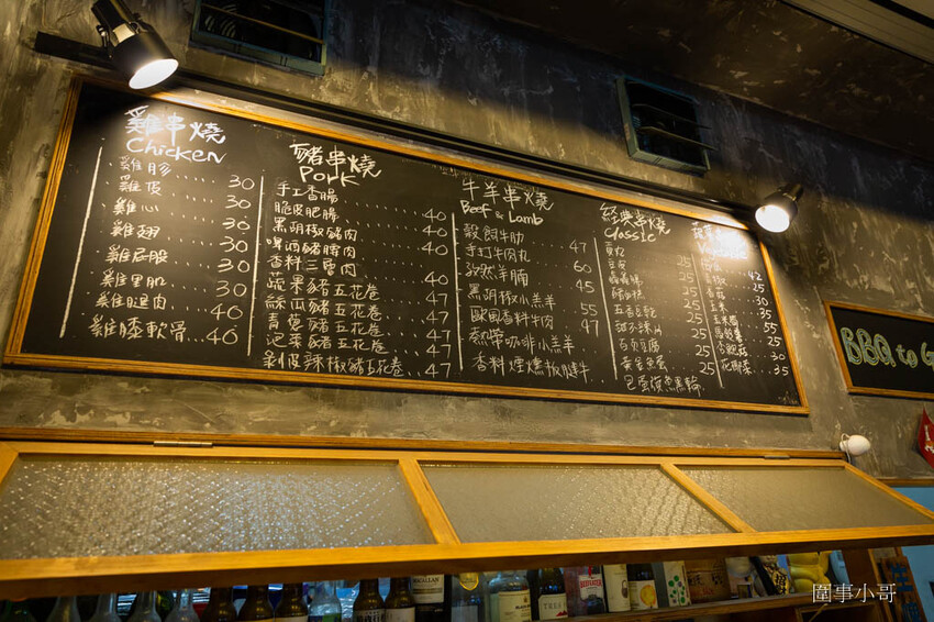 高雄左營美食-路邊烤肉,大口吃肉大碗喝酒!便宜美味的各式燒烤讓你生啤酒一杯接一杯啦~喝酒不開車開車不喝酒而且喝太多對身體也不好喔喔喔! @圍事小哥的幸福相框