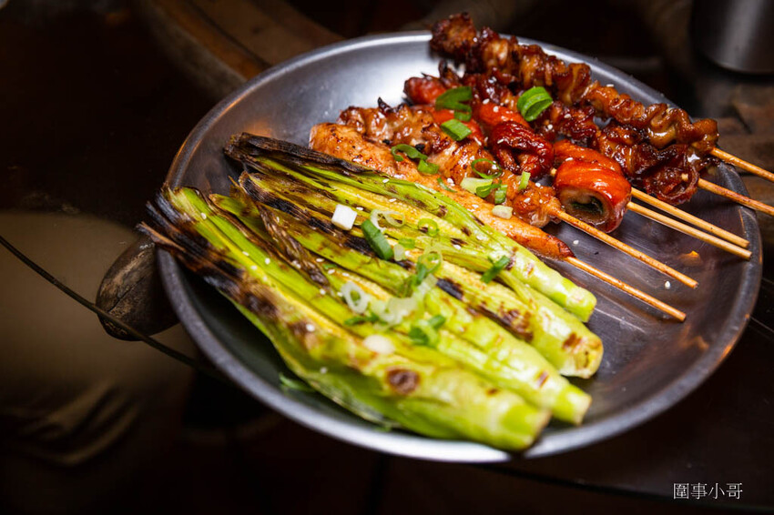 高雄左營美食-路邊烤肉,大口吃肉大碗喝酒!便宜美味的各式燒烤讓你生啤酒一杯接一杯啦~喝酒不開車開車不喝酒而且喝太多對身體也不好喔喔喔! @圍事小哥的幸福相框