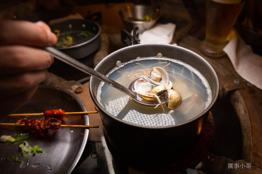 高雄左營美食-路邊烤肉,大口吃肉大碗喝酒!便宜美味的各式燒烤讓你生啤酒一杯接一杯啦~喝酒不開車開車不喝酒而且喝太多對身體也不好喔喔喔! @圍事小哥的幸福相框