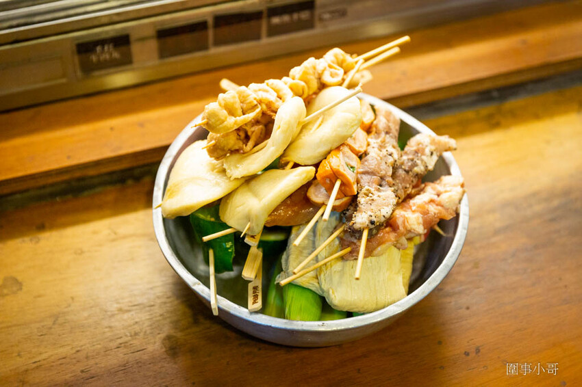 高雄左營美食-路邊烤肉,大口吃肉大碗喝酒!便宜美味的各式燒烤讓你生啤酒一杯接一杯啦~喝酒不開車開車不喝酒而且喝太多對身體也不好喔喔喔! @圍事小哥的幸福相框